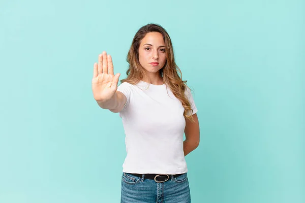 Mujer Bonita Mirando Serio Mostrando Palmera Abierta Haciendo Gesto Parada — Foto de Stock