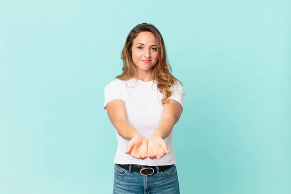 Bonita Mujer Sonriendo Felizmente Con Amable Ofreciendo Mostrando Concepto — Foto de Stock