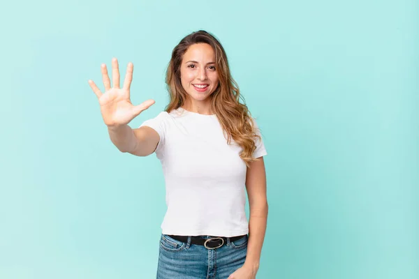 Bonita Mujer Sonriendo Buscando Amigable Mostrando Número Cinco — Foto de Stock