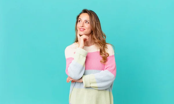 Pretty Woman Smiling Happily Daydreaming Doubting — Stock Photo, Image