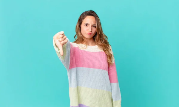 Bonita Mujer Sintiendo Cruz Mostrando Los Pulgares Hacia Abajo — Foto de Stock