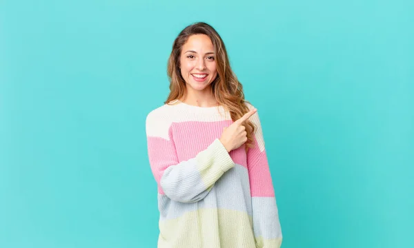 Bonita Mujer Sonriendo Alegremente Sintiéndose Feliz Señalando Lado — Foto de Stock