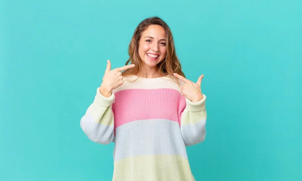 Hübsche Frau Lächelt Selbstbewusst Und Zeigt Auf Ihr Eigenes Breites — Stockfoto