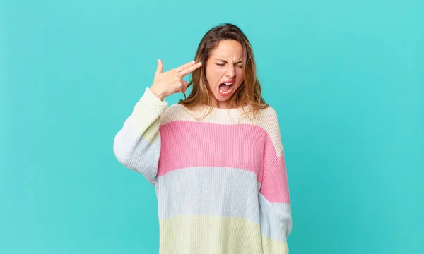 Jolie Femme Regardant Malheureux Stressé Geste Suicidaire Faisant Signe Arme — Photo