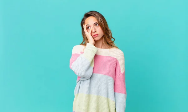 Mulher Bonita Sentindo Entediado Frustrado Sonolento Depois Cansativo — Fotografia de Stock