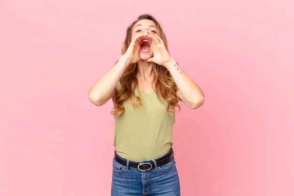 Mulher Bonita Sentindo Feliz Dando Grande Grito Com Mãos Lado — Fotografia de Stock