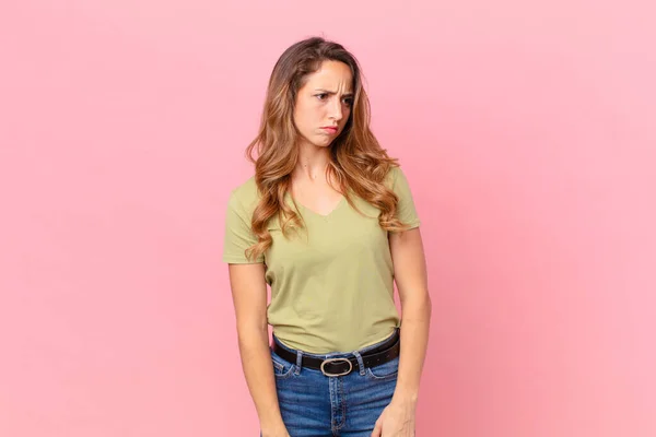 Mooie Vrouw Voelt Zich Verdrietig Boos Boos Kijkt Naar Zijkant — Stockfoto