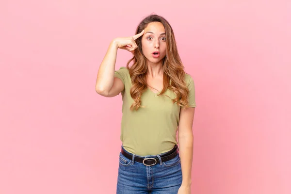 Bonita Mulher Olhando Surpreso Percebendo Novo Pensamento Ideia Conceito — Fotografia de Stock