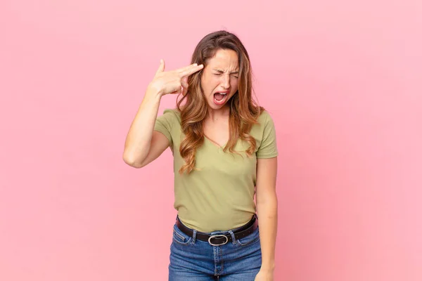 Mulher Bonita Olhar Infeliz Estressado Gesto Suicídio Fazendo Sinal Arma — Fotografia de Stock