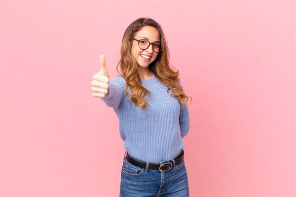 Vacker Kvinna Känner Sig Stolt Ler Positivt Med Tummen Upp — Stockfoto