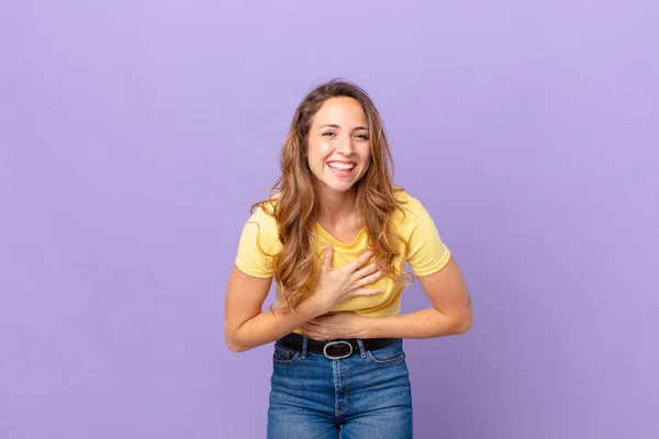 かなりの女性が陽気な冗談で大声で笑い — ストック写真