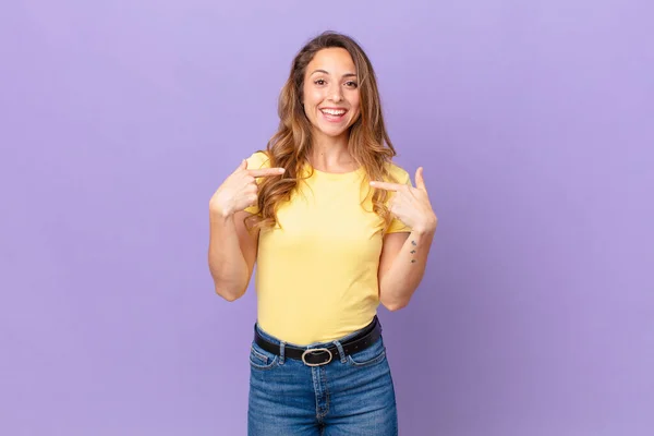 Mulher Bonita Sentindo Feliz Apontando Para Com Animado — Fotografia de Stock