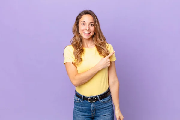 Mulher Bonita Sorrindo Alegremente Sentindo Feliz Apontando Para Lado — Fotografia de Stock