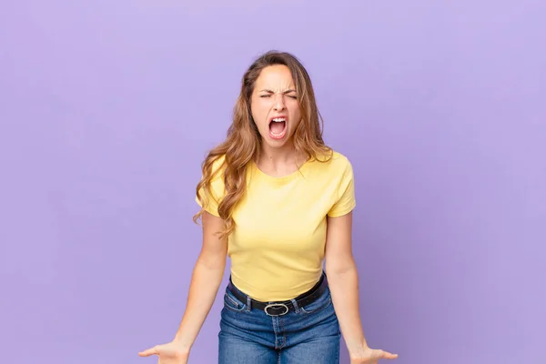 Hezká Žena Křičí Agresivně Vypadá Velmi Rozzlobeně — Stock fotografie