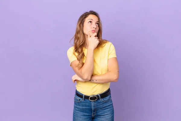 Mooie Vrouw Denken Gevoel Twijfelachtig Verward — Stockfoto