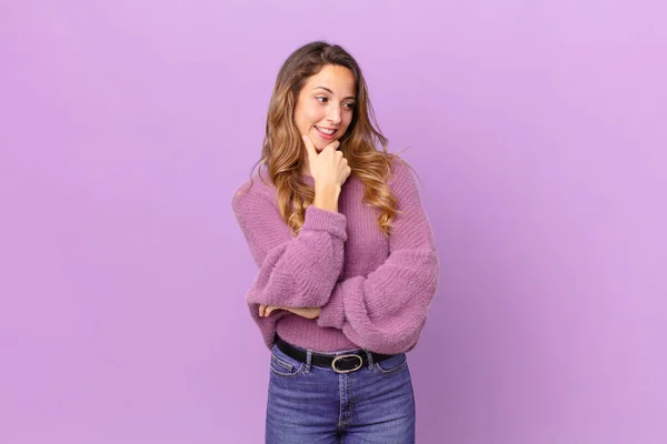 Bonita Mujer Sonriendo Con Una Expresión Feliz Segura Con Mano —  Fotos de Stock