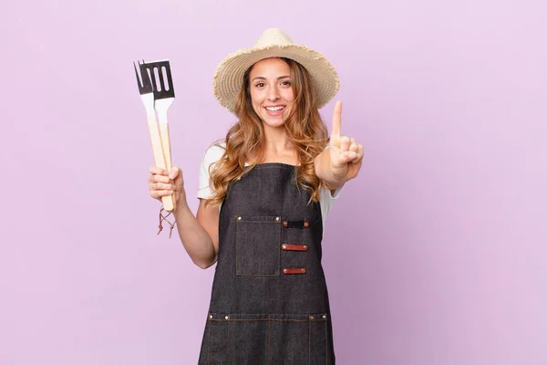 Pretty Woman Smiling Looking Friendly Showing Number One Barbecue Chef — Stock Photo, Image