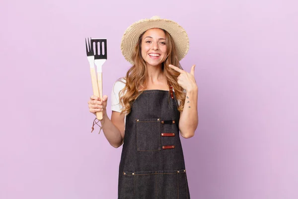 Bonita Mujer Sonriendo Con Confianza Apuntando Propia Sonrisa Amplia Concepto —  Fotos de Stock