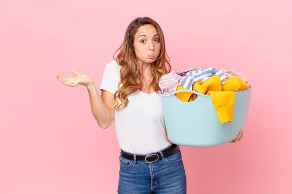 Bella Donna Sente Perplesso Confuso Dubitare Lavare Vestiti — Foto Stock