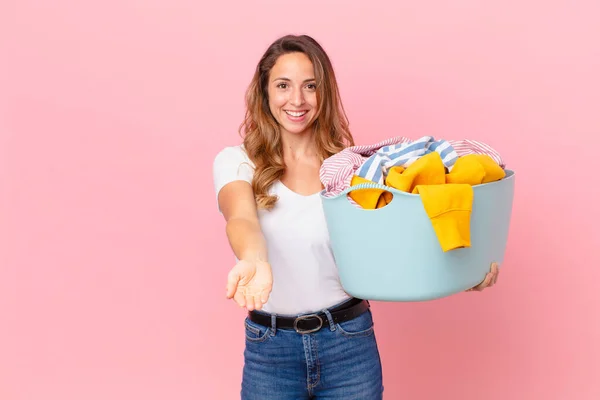 Mulher Bonita Sorrindo Feliz Com Amigável Oferecendo Mostrando Conceito Lavar — Fotografia de Stock