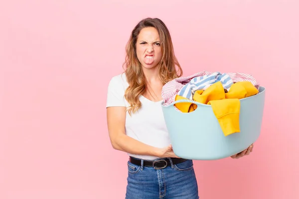 Mulher Bonita Sentindo Enojado Irritado Língua Para Fora Lavar Roupas — Fotografia de Stock