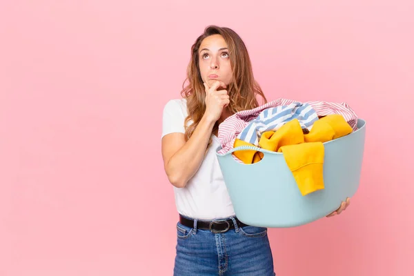 Jolie Femme Penser Sentir Douteux Confus Laver Les Vêtements — Photo