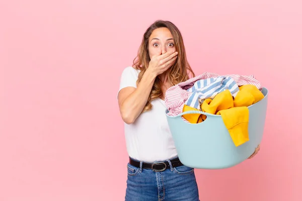 Jolie Femme Couvrant Bouche Avec Les Mains Avec Choqué Laver — Photo