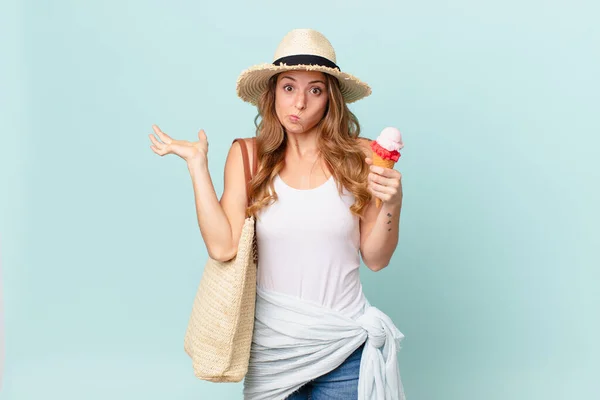 Bella Donna Sente Perplesso Confuso Dubbio Concetto Estivo — Foto Stock