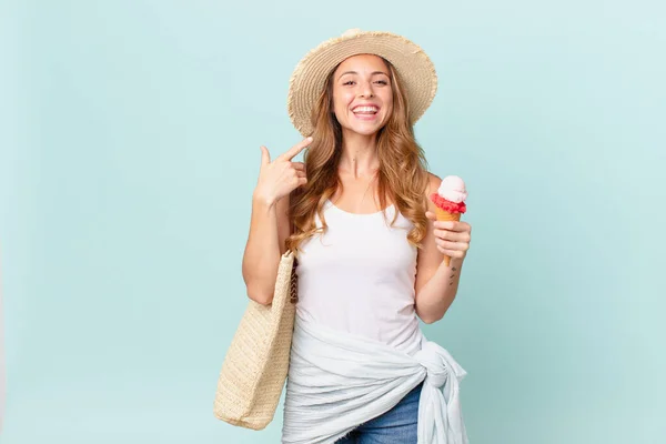 Mooie Vrouw Glimlacht Vol Vertrouwen Wijzend Naar Een Eigen Brede — Stockfoto