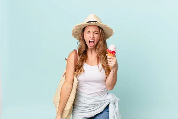 Mooie Vrouw Schreeuwt Agressief Kijkt Erg Boos Zomerconcept — Stockfoto