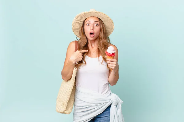 Mooie Vrouw Kijken Geschokt Verrast Met Mond Wijd Open Wijzend — Stockfoto