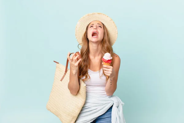 Mooie Vrouw Kijkt Wanhopig Gefrustreerd Gestrest Zomerconcept — Stockfoto