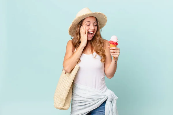 Mooie Vrouw Die Zich Gelukkig Opgewonden Verrast Voelt Zomerconcept — Stockfoto