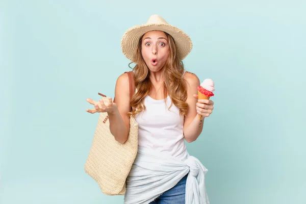 Pretty Woman Feeling Extremely Shocked Surprised Summer Concept — Stock Photo, Image