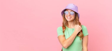 Güzel bir kadın kendini mutlu hisseder ve bir meydan okumayla yüzleşir ya da kutlama yapar. yaz konsepti