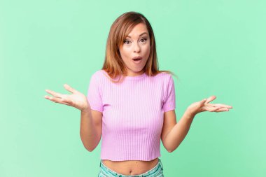 Güzel yetişkin bir kadın son derece şaşkın ve şaşırmış hissediyor.