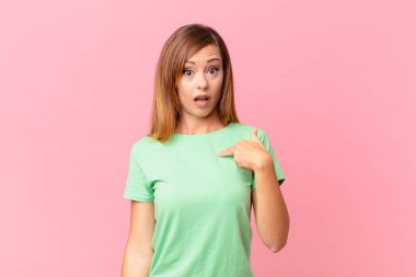 Şok olmuş ve ağzı açık, kendini işaret eden güzel yetişkin bir kadın.