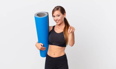 Güzel bir kadın kamerayı işaret ederek seni seçiyor. yoga konsepti