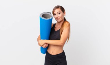 Güzel bir kadın omuz silkiyor, kafası karışık ve kararsız hissediyor. yoga konsepti