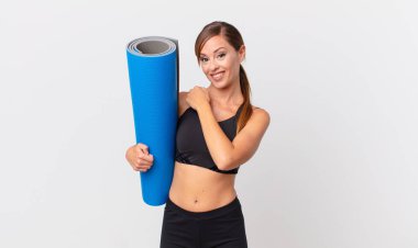 Güzel bir kadın kendini mutlu hisseder ve bir meydan okumayla yüzleşir ya da kutlama yapar. yoga konsepti