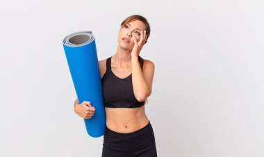 Güzel bir kadın bıkkın, hayal kırıklığına uğramış ve yorucu bir geceden sonra uykulu hissediyor. yoga konsepti