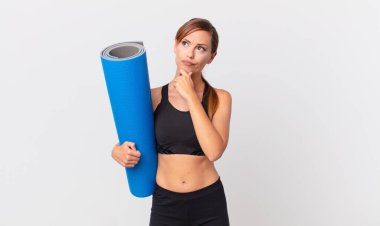 Düşünen, kuşkucu ve kafası karışık güzel bir kadın. yoga konsepti