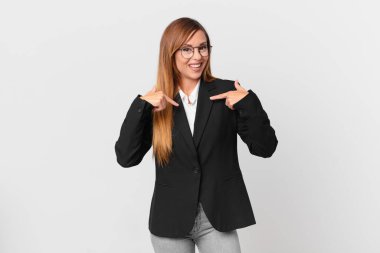 Güzel bir kadın mutlu hissediyor ve heyecanla kendini işaret ediyor. iş kavramı