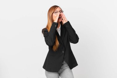 Güzel bir kadın kendini mutlu hissediyor, elleri ağzının kenarında bağırıyor. iş kavramı