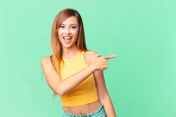 Pretty Adult Woman Looking Excited Surprised Pointing Side — Stock Photo, Image