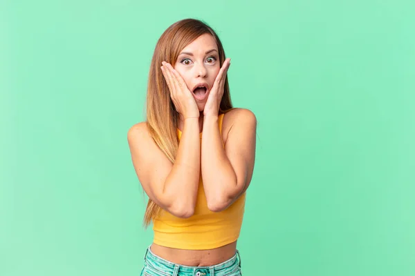 Pretty Adult Woman Feeling Shocked Scared — Stock Photo, Image
