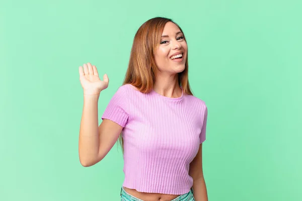 Bonita Mujer Adulta Sonriendo Felizmente Saludándote Saludándote Saludándote — Foto de Stock