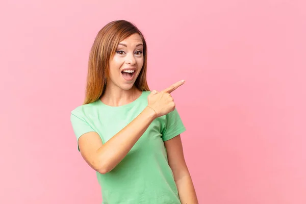 Bastante Mujer Adulta Mirando Emocionado Sorprendido Señalando Lado — Foto de Stock