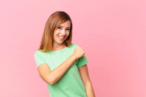 Mujer Bastante Adulta Sintiéndose Feliz Enfrentando Desafío Celebrando — Foto de Stock