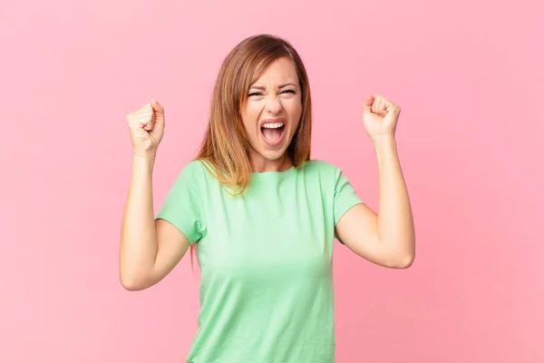 Mooie Volwassen Vrouw Schreeuwen Agressief Met Een Boze Uitdrukking — Stockfoto